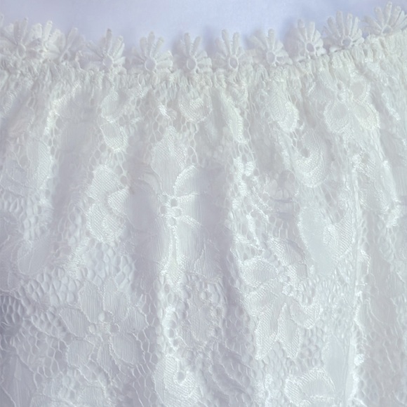 White Ruffled On/Off-Shoulder Blouse with Lace XL - Picture 4 of 6